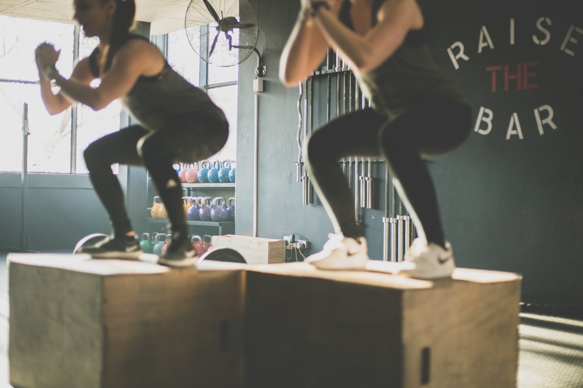 高端体育用品店内陈列NG体育系列产品的轻奢零售环境
